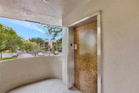 Купить кондоминиум в Тамарак, Флорида 2 спальни, 85.01м2, № 2021144 - фото 6