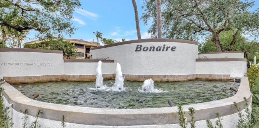 Кондоминиум с 2 спальнями в Тамарак, Флорида № 2021144