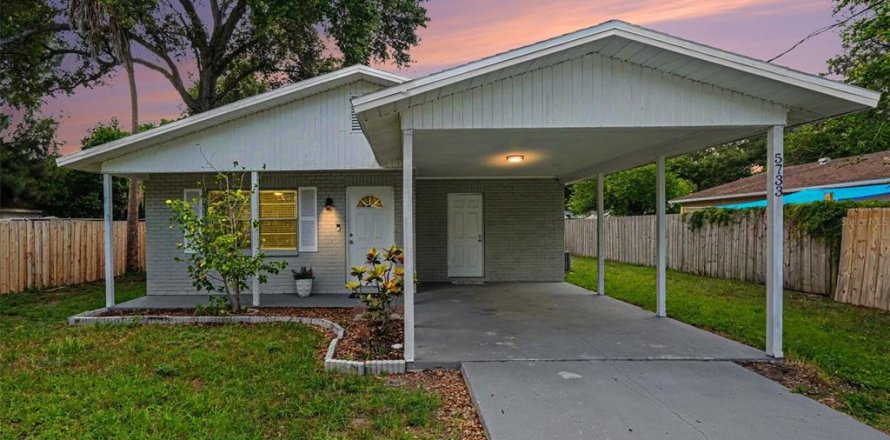 House in Saint Petersburg, Florida 3 bedrooms, 99.22 sq.m. № 2239064