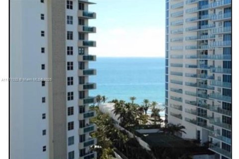 Condo in Hollywood, Florida, 1 bedroom  № 1862125 - photo 4