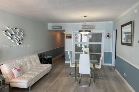Condo in Hollywood, Florida, 1 bedroom  № 1862125 - photo 14