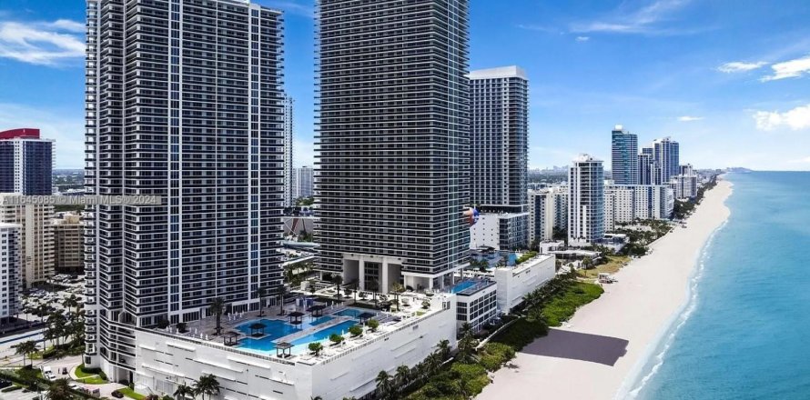 Condominio en Hallandale Beach, Florida, 2 dormitorios  № 1693020