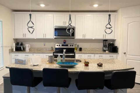 House in Port St. Lucie, Florida 5 bedrooms, 184.32 sq.m. № 2053289