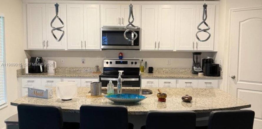 House in Port St. Lucie, Florida 5 bedrooms, 184.32 sq.m. № 2053289