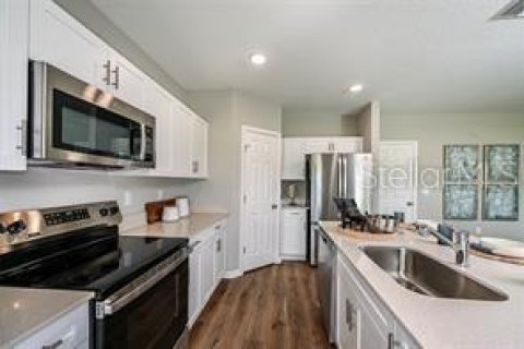 House in Haines City, Florida 5 bedrooms, 224.82 sq.m. № 1917051 - photo 4