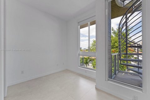 Condominio en venta en Miami, Florida, 4 dormitorios, 188.03 m2 № 1732015 - foto 16