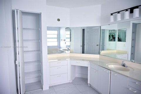 Купить виллу или дом в Пемброк-Пайнс, Флорида 1 комната, 278.34м2, № 1998519 - фото 28