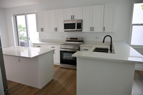 Купить виллу или дом в Пемброк-Пайнс, Флорида 1 комната, 278.34м2, № 1998519 - фото 11