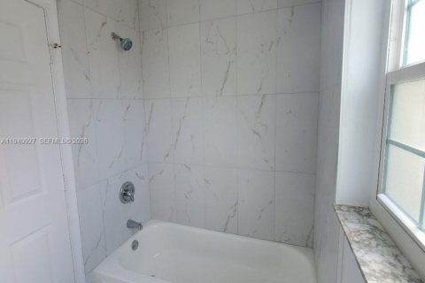 Купить виллу или дом в Пемброк-Пайнс, Флорида 1 комната, 278.34м2, № 1998519 - фото 16