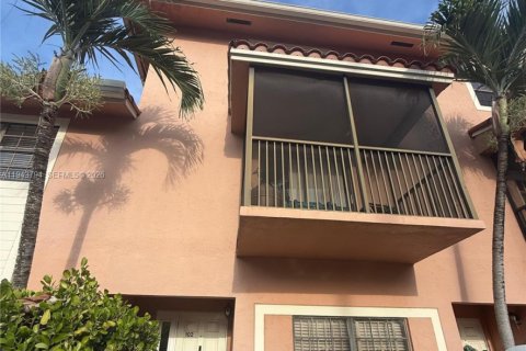 Condominio en Miami, Florida, 3 dormitorios  № 2000806