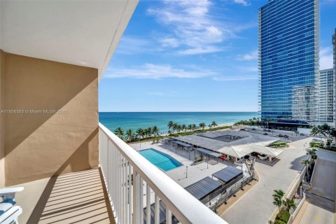 Condominio en Hallandale Beach, Florida, 2 dormitorios  № 2054281