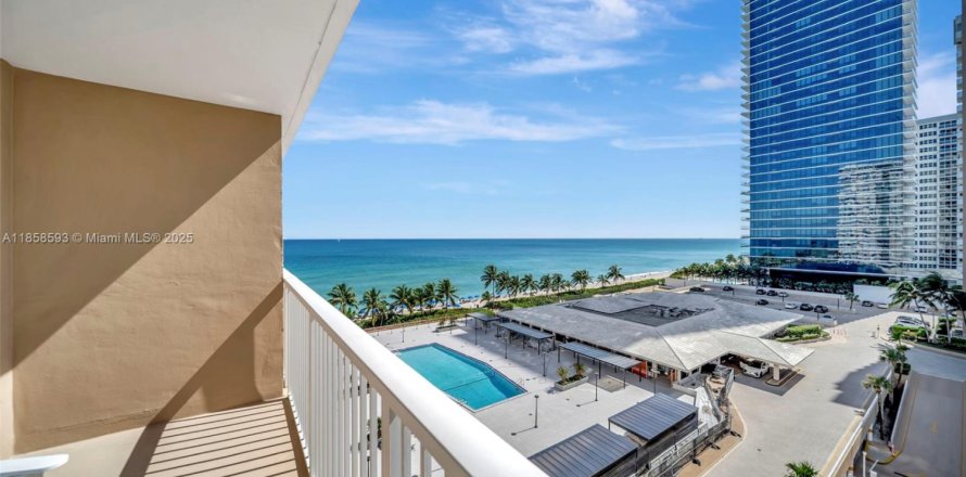 Condominio en Hallandale Beach, Florida, 2 dormitorios № 2054281