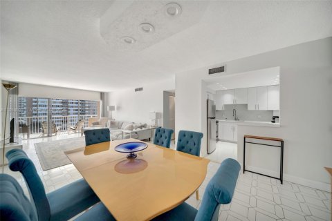 Condominio en alquiler en Hallandale Beach, Florida, 2 dormitorios, 115.2 m2 № 2054281 - foto 5