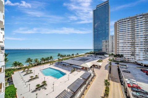 Condominio en alquiler en Hallandale Beach, Florida, 2 dormitorios, 115.2 m2 № 2054281 - foto 14