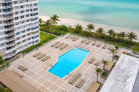 Condominio en alquiler en Hallandale Beach, Florida, 2 dormitorios, 115.2 m2 № 2054281 - foto 15