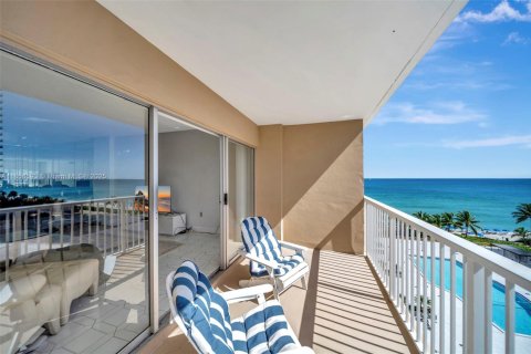 Condominio en alquiler en Hallandale Beach, Florida, 2 dormitorios, 115.2 m2 № 2054281 - foto 13