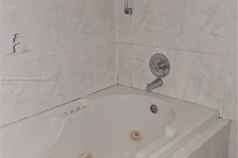 Снять в аренду кондоминиум в Санни-Айлс-Бич, Флорида 3 спальни, 110.09м2, № 1948384 - фото 26