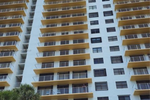Снять в аренду кондоминиум в Санни-Айлс-Бич, Флорида 3 спальни, 110.09м2, № 1948384 - фото 2