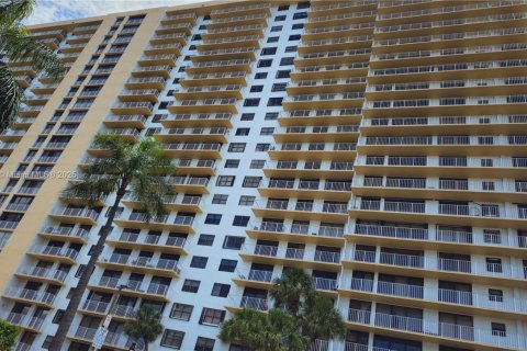 Снять в аренду кондоминиум в Санни-Айлс-Бич, Флорида 3 спальни, 110.09м2, № 1948384 - фото 3