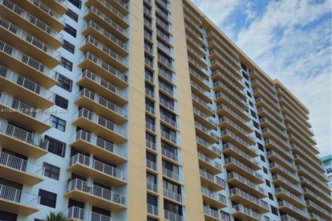 Снять в аренду кондоминиум в Санни-Айлс-Бич, Флорида 3 спальни, 110.09м2, № 1948384 - фото 1
