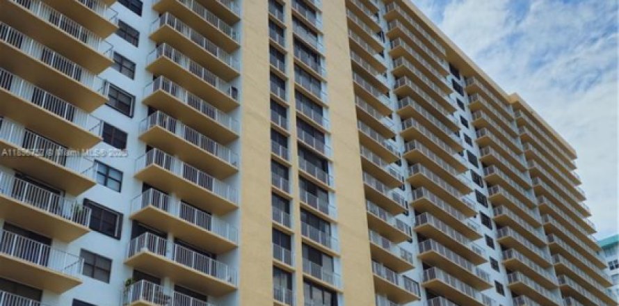 Кондоминиум с 3 спальнями в Санни-Айлс-Бич, Флорида № 1948384