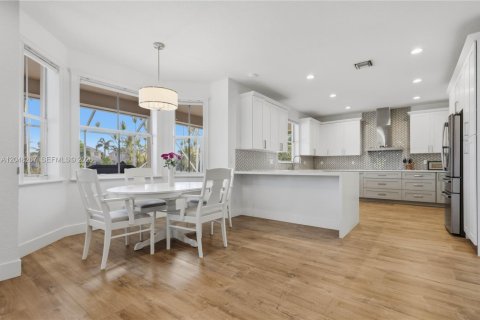 Villa ou maison à louer à Weston, Floride: 6 chambres, 346.62 m2 № 2174059 - photo 15
