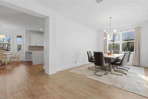 Villa ou maison à louer à Weston, Floride: 6 chambres, 346.62 m2 № 2174059 - photo 8