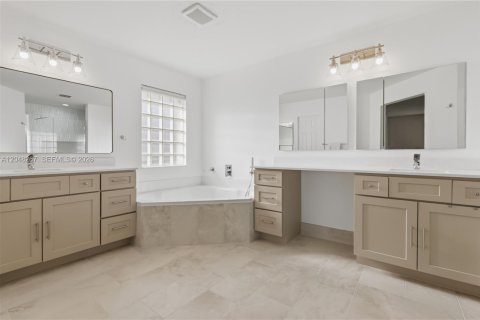 Villa ou maison à louer à Weston, Floride: 6 chambres, 346.62 m2 № 2174059 - photo 27