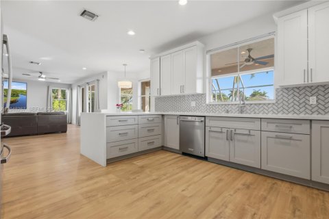 Villa ou maison à louer à Weston, Floride: 6 chambres, 346.62 m2 № 2174059 - photo 13