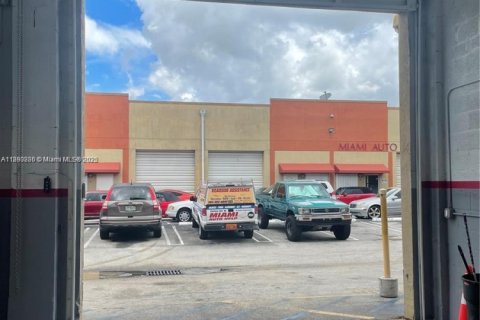 Commercial property in Miami, Florida № 1944093 - photo 5