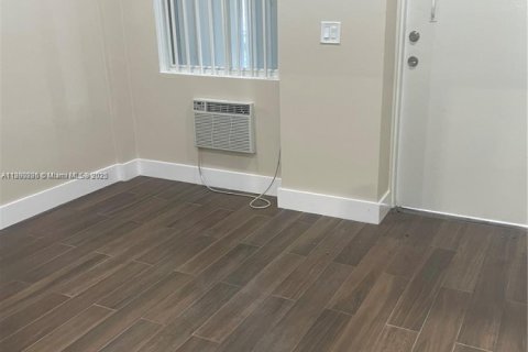 Commercial property in Miami, Florida № 1944093 - photo 10