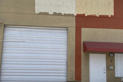 Commercial property in Miami, Florida № 1944093 - photo 1