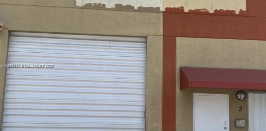 Commercial property in Miami, Florida № 1944093