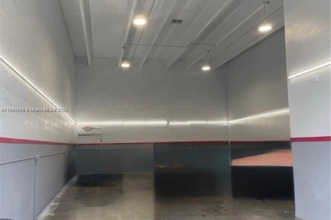 Commercial property in Miami, Florida № 1944093 - photo 7