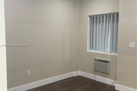 Commercial property in Miami, Florida № 1944093 - photo 9