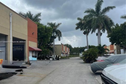Commercial property in Miami, Florida № 1944093 - photo 2