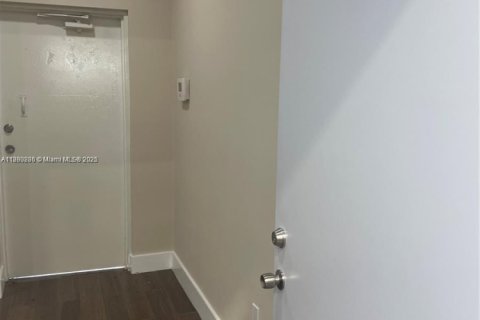 Commercial property in Miami, Florida № 1944093 - photo 8