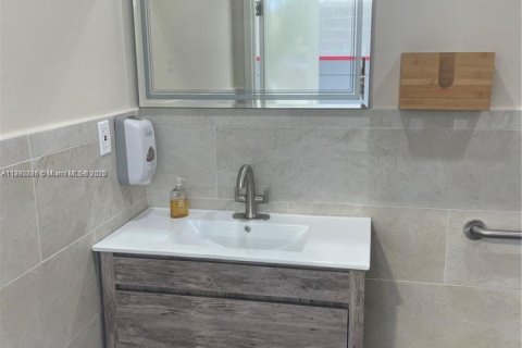 Commercial property in Miami, Florida № 1944093 - photo 4