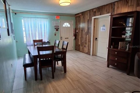House in Orlando, Florida 5 bedrooms, 163.42 sq.m. № 2399545 - photo 3