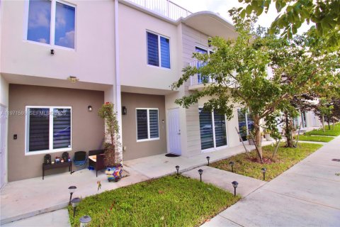 Townhouse in Homestead, Florida 3 bedrooms, 129.88 sq.m. № 2042716