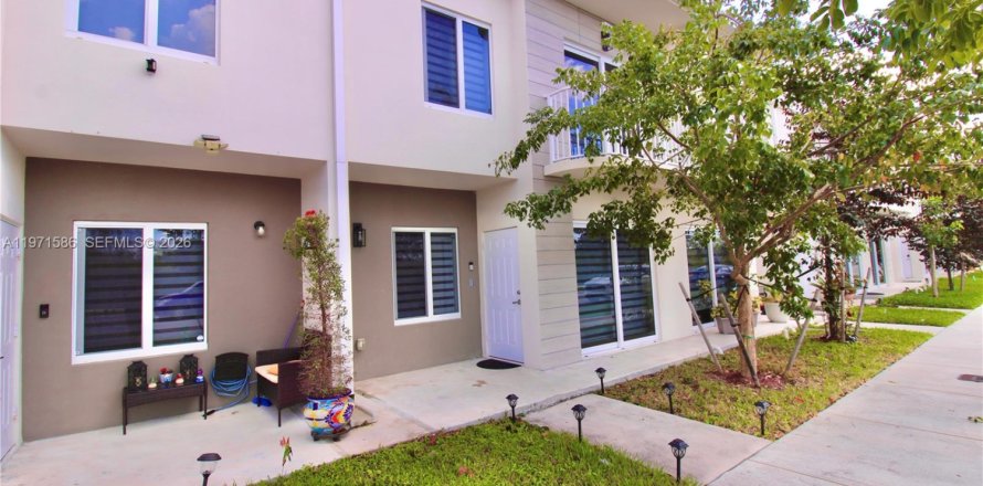 Townhouse in Homestead, Florida 3 bedrooms, 129.88 sq.m. № 2042716