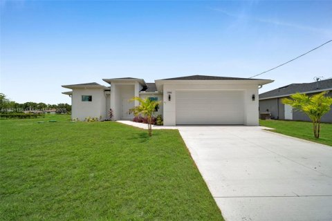 House in Lehigh Acres, Florida 3 bedrooms, 159.79 sq.m. № 1809494 - photo 1