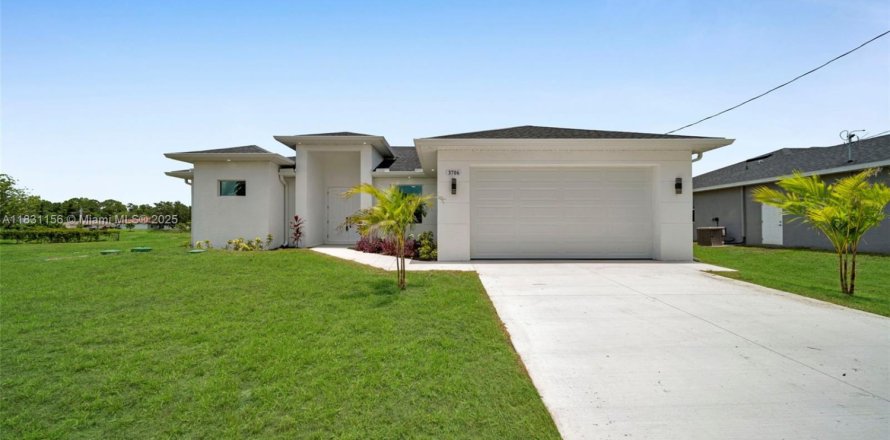 House in Lehigh Acres, Florida 3 bedrooms, 159.79 sq.m. № 1809494