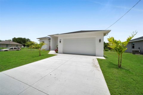 House in Lehigh Acres, Florida 3 bedrooms, 159.79 sq.m. № 1809494 - photo 2