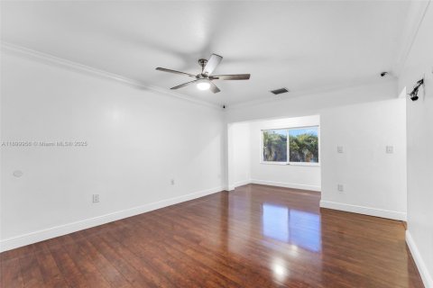House in Miami, Florida 4 bedrooms, 231.14 sq.m. № 1952513 - photo 25