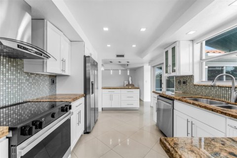 House in Miami, Florida 4 bedrooms, 231.14 sq.m. № 1952513 - photo 10