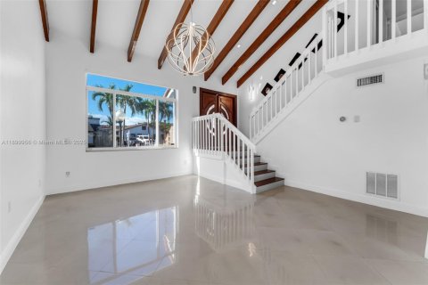 House in Miami, Florida 4 bedrooms, 231.14 sq.m. № 1952513 - photo 8