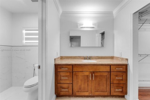 House in Miami, Florida 4 bedrooms, 231.14 sq.m. № 1952513 - photo 27