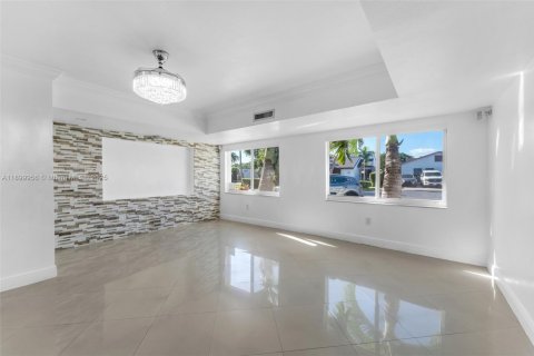House in Miami, Florida 4 bedrooms, 231.14 sq.m. № 1952513 - photo 16