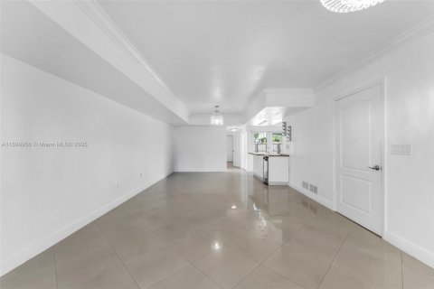 House in Miami, Florida 4 bedrooms, 231.14 sq.m. № 1952513 - photo 18